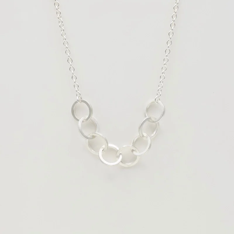 luxury diamond eternity ring Circle Link Chain Necklace in Polished Silver