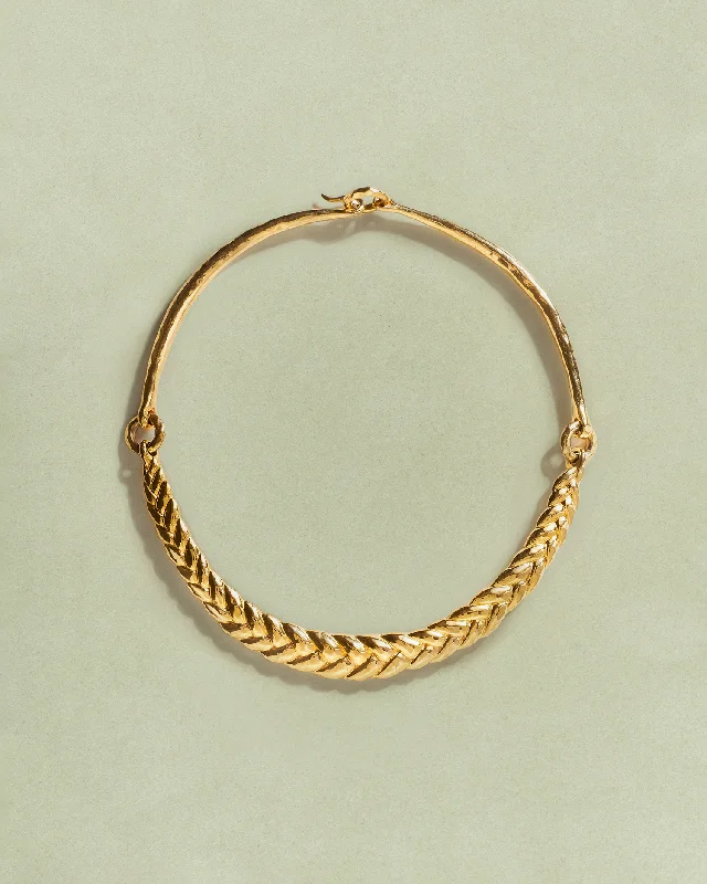 vintage-inspired pearl brooch Helia Collar